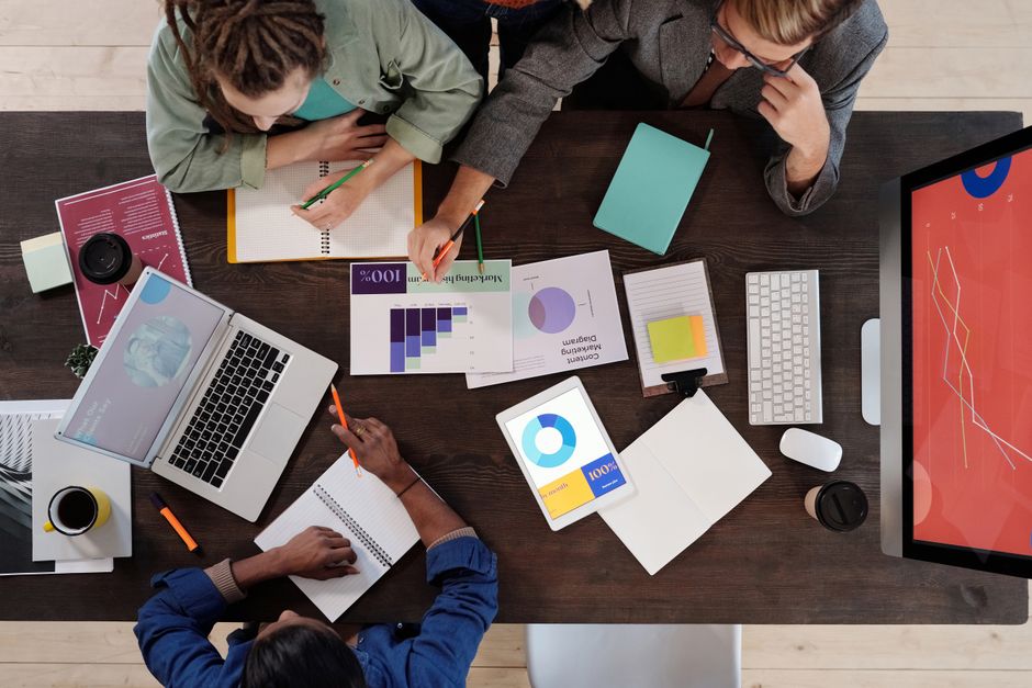 Teilnehmende beim Austausch in einem Online Marketing Kurs